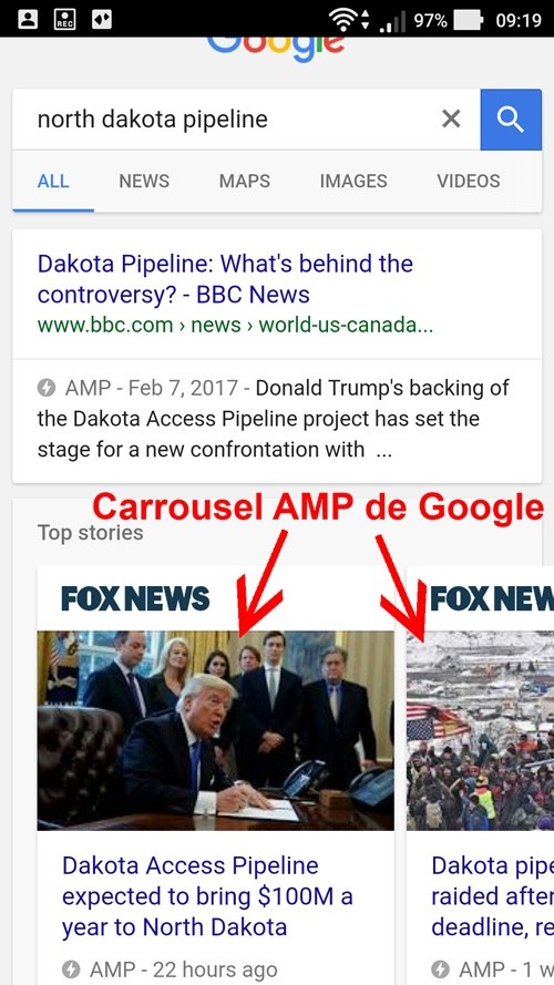 Capture d'écran mobile d'une recherche Google en 2017 : un carrousel AMP « Top stories » avec deux cartes Fox News et l'icône AMP